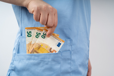 Salaire des infirmières à domicile : qui gagne le plus entre la France et la Belgique